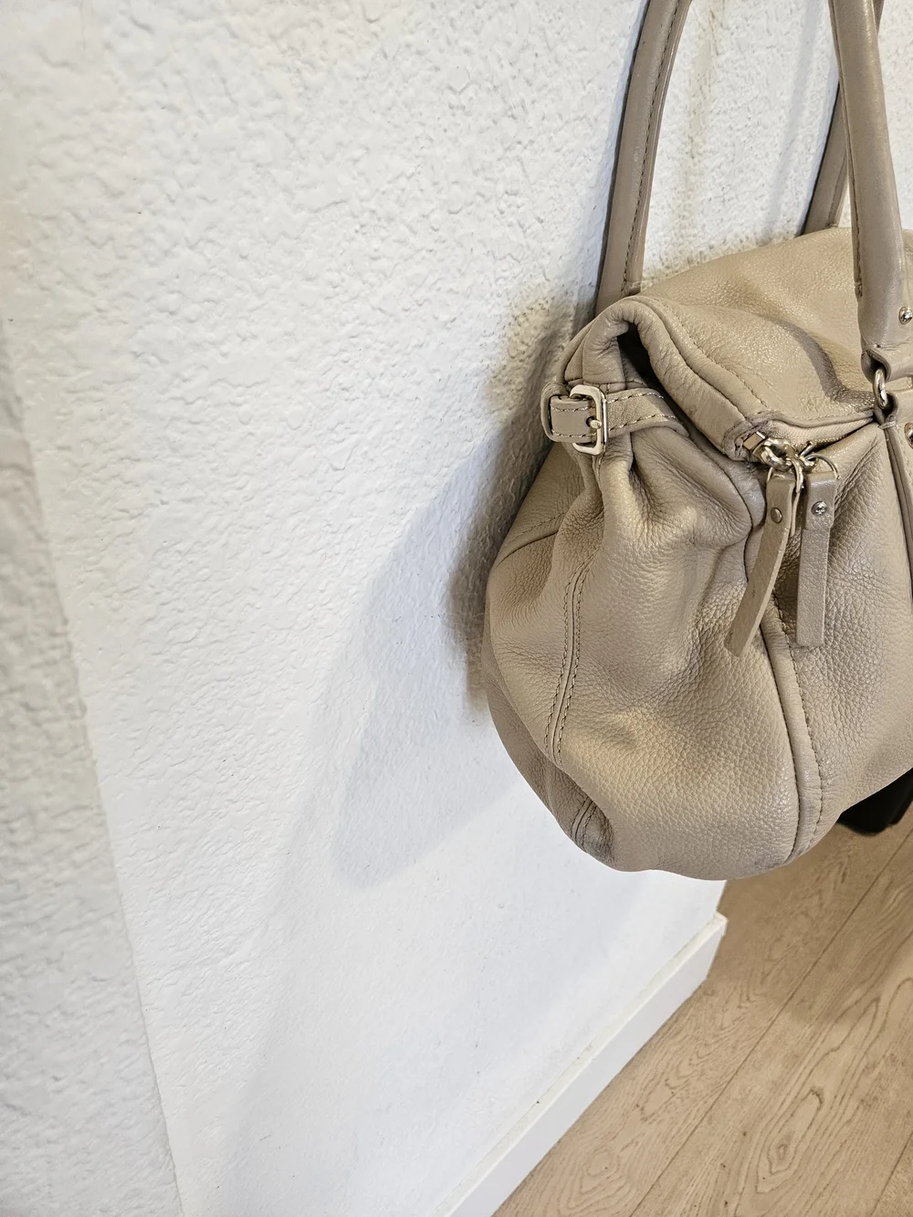 Kate Spade New York Cobble Hill Leslie Pebbled Leather Satchel – Beige/Tan